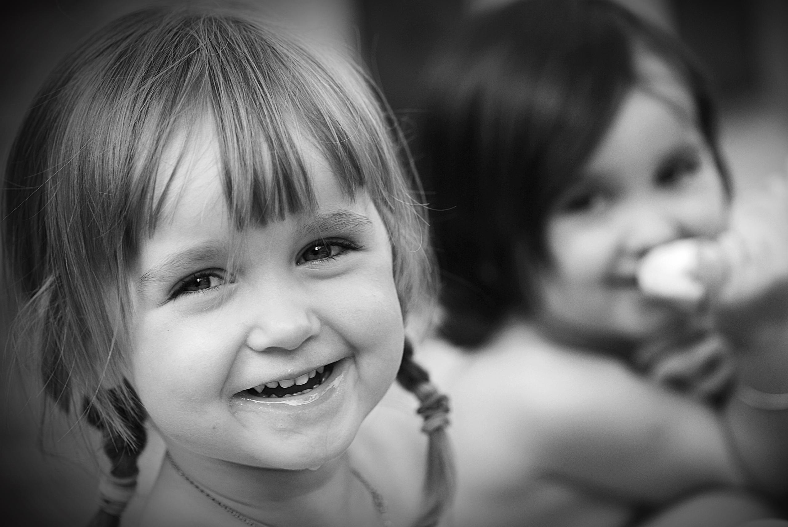 portrait noir et blanc, les memeres, sourires de deux soeur jumelles, pascal valette photographe palavas