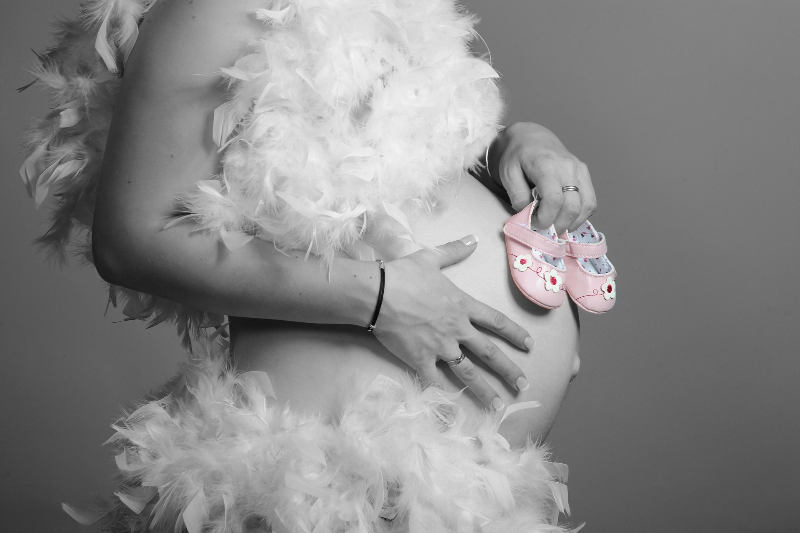 seance photo maternité montpellier, shooting photo maternité montpellier, séance photo grossesse montpellier, photographe maternite montpellier, photographe nourisson montpellier, photo de femme enceinte montpeliier, photographe grosesse montpellier, photographe maternité palavas, ventre rond dans des plumes