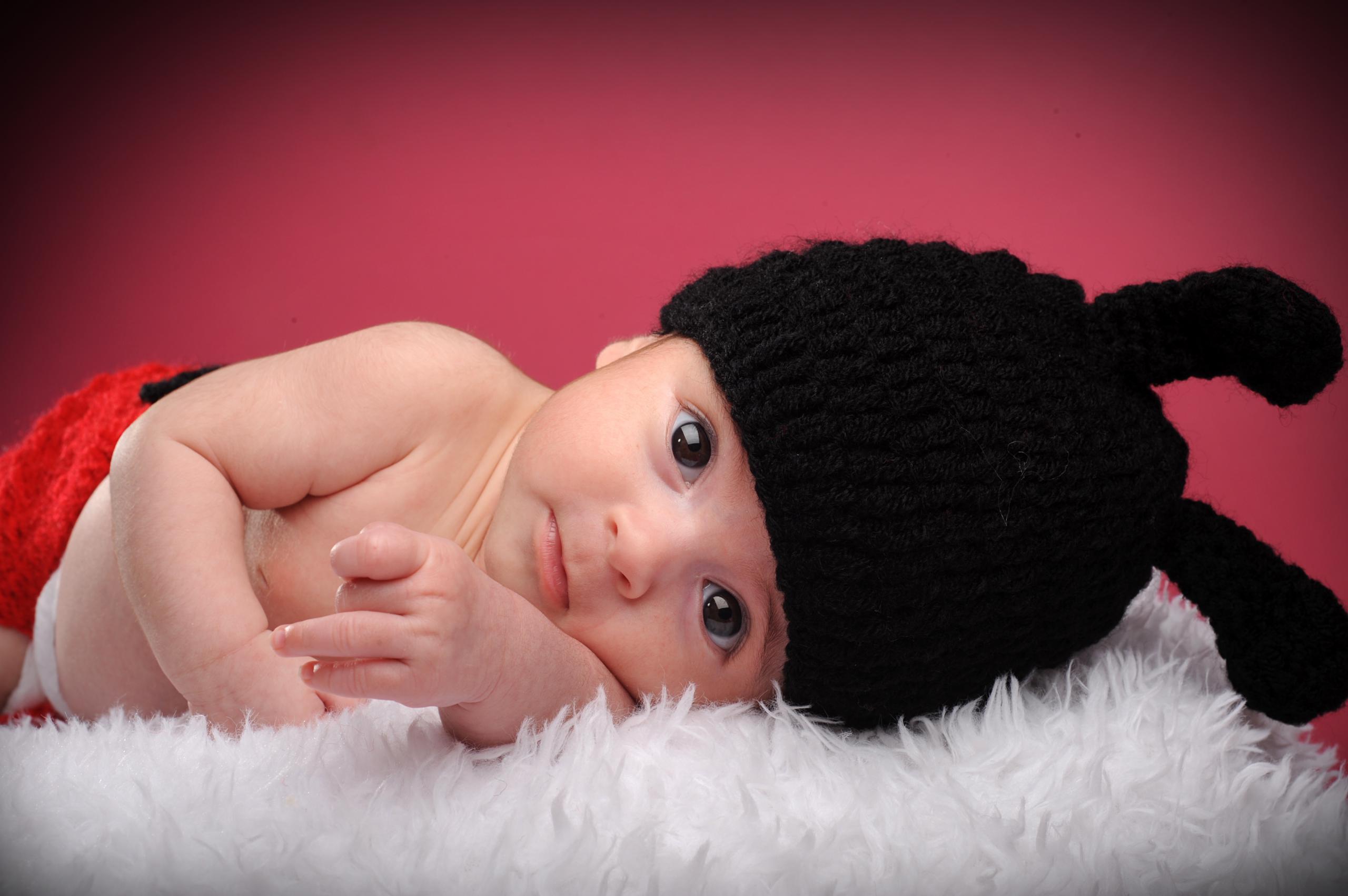 photographe naissance montpellier, photographe bébé montpellier, photo enfant montpellier, photographe enfant montpellier, shooting enfants montpellier,séance enfants montpellier, studio enfant montpellier, photo de bebe en habit de coccinelle, portrait d'enfant en studio, photographe portrait d'enfant a palavas