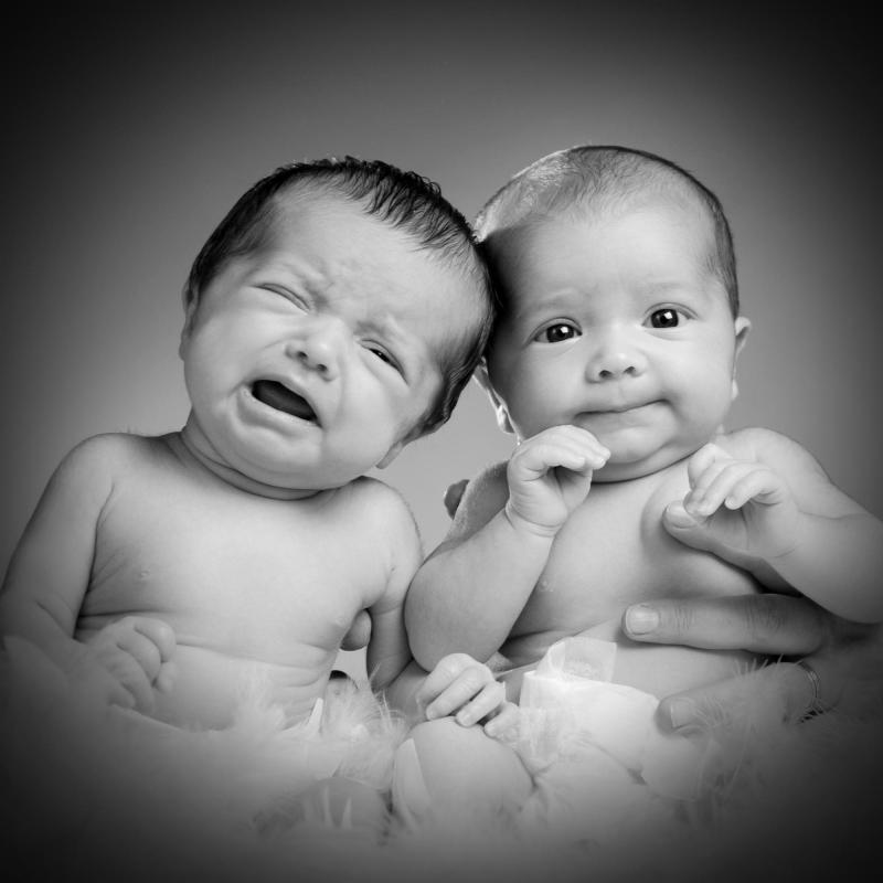 photographe naissance montpellier, photographe bébé montpellier, photo enfant montpellier, photographe enfant montpellier, shooting enfants montpellier,séance enfants montpellier, studio enfant montpellier, les jumelles, tirage noir et blanc, Photographe Pascal Valette, portrait de jumelles en noir et blanc a montpellier