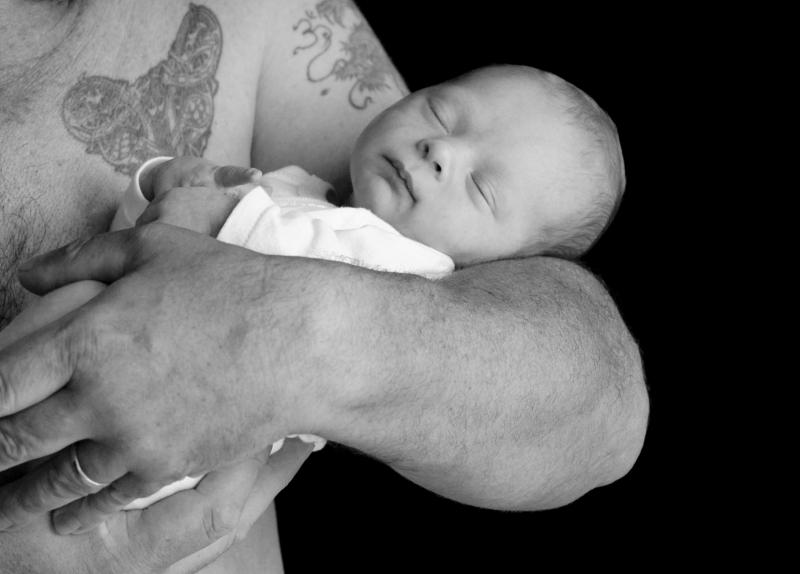 photographe naissance montpellier, photographe bébé montpellier, photo enfant montpellier, photographe enfant montpellier, shooting enfants montpellier,séance enfants montpellier, studio enfant montpellier, photo naissance noir et blanc a montpellier, portrait de bébé en noir et blanc à montpellier, portrait d'enfant noir et blanc montpellier, petit bebe dans les bras de son pere, tatouage, tirage noir et  blanc a palavas