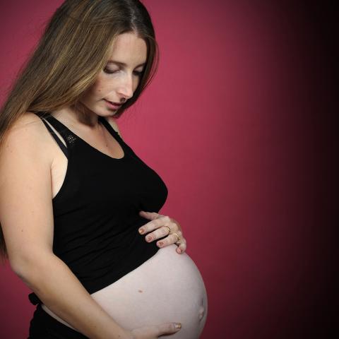 photo maman et son ventre rond, photo studio grossesse montpellier, photographe studio montpellier, photographe maternité palavas