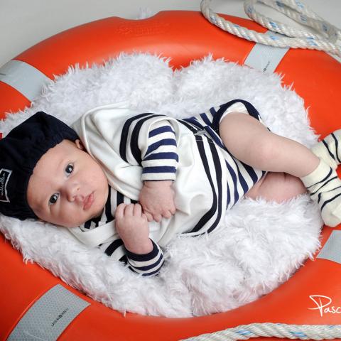 photo nourrisson avec bouée, studio photo maternité montpellier, Photographe enfants montpellier, photographe studio montpellier, studio photo montpellier,  seance photo bebe montpellier, photographe nourisson montpellier, photo naissance montpellier
