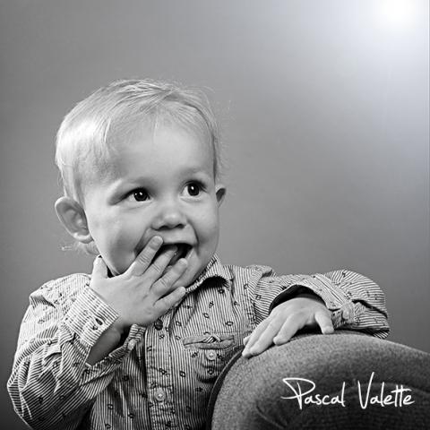 Portrait d'enfant en noir et blanc réaliséen studio à Palavas