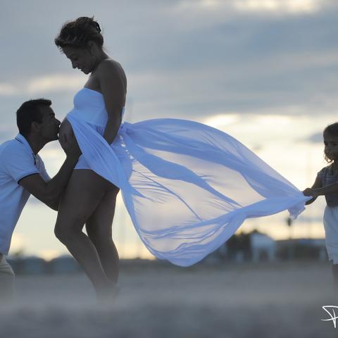 Séance photo grossesse en extérieure à la plage et en famille à Palavas