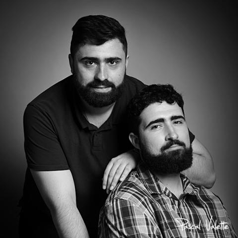 Portraits de deux frères en noir et blanc