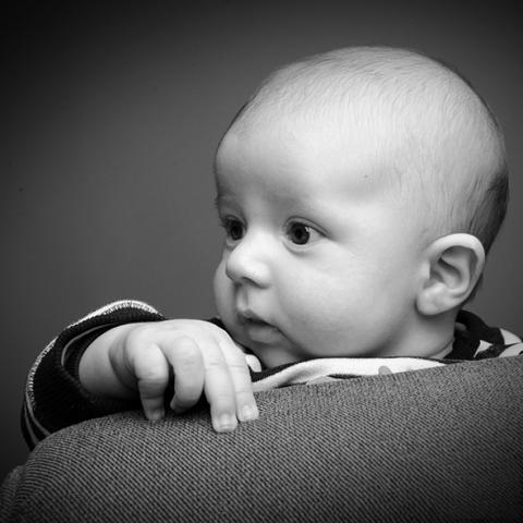 Photographe pour portrait de bébé en noir et blanc