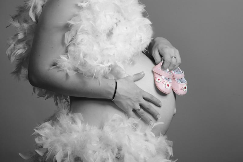 seance photo maternité montpellier, shooting photo maternité montpellier, séance photo grossesse montpellier, photographe maternite montpellier, photographe nourisson montpellier, photo de femme enceinte montpeliier, photographe grosesse montpellier, photographe maternité palavas, ventre rond dans des plumes