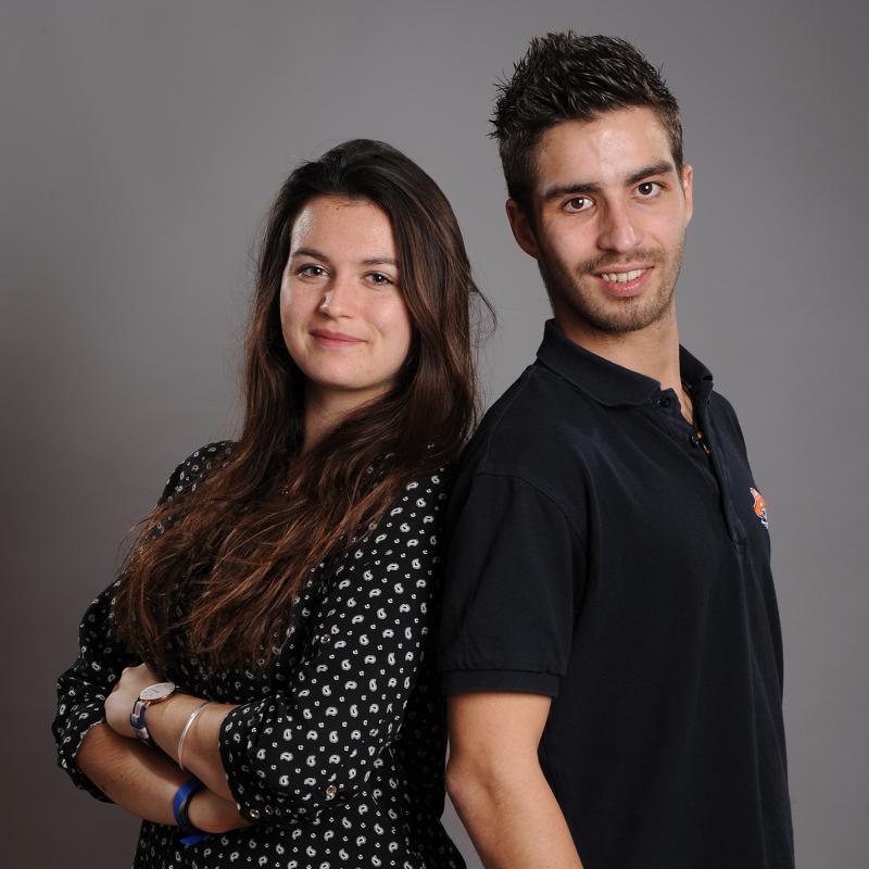 photos studio montpellier, photo studio ado montpellier, photographe studio montpellier, shooting montpellier, shooting exterieur montpellier, frere et soeur qui se rassemblent pour un beau portrai studio a palavas