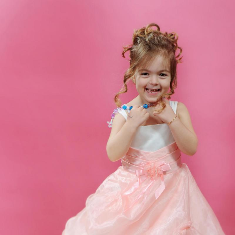 photographe naissance montpellier, photographe bébé montpellier, photo enfant montpellier, photographe enfant montpellier, shooting enfants montpellier,séance enfants montpellier, studio enfant montpellier, Portrait d'une petite fille en robe réalisé sur fond rose en studio par Pascal Valette